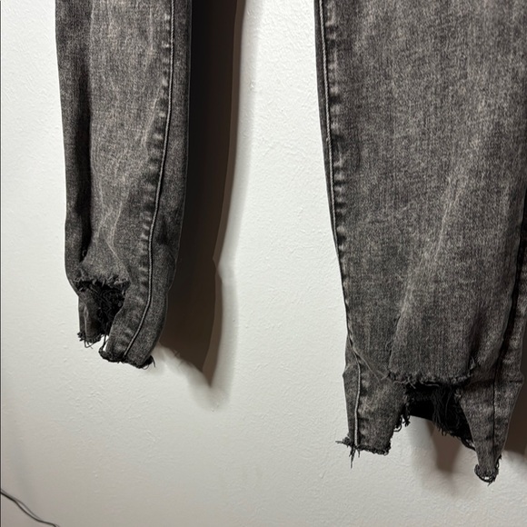 Good American Washed Black‎ Skinny Jeans - Picture 4 of 6